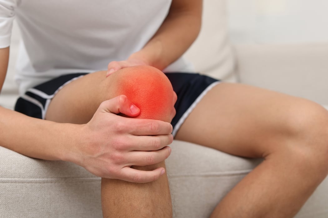 A young athlete struggles with persistent knee pain