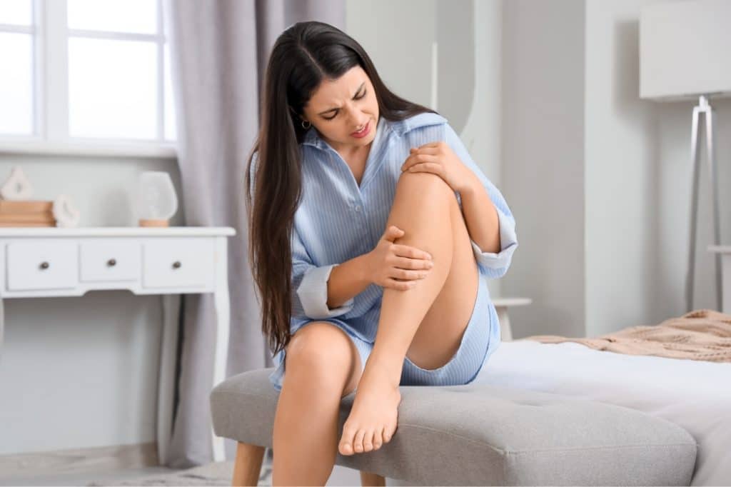 A woman suffers from knee pain
